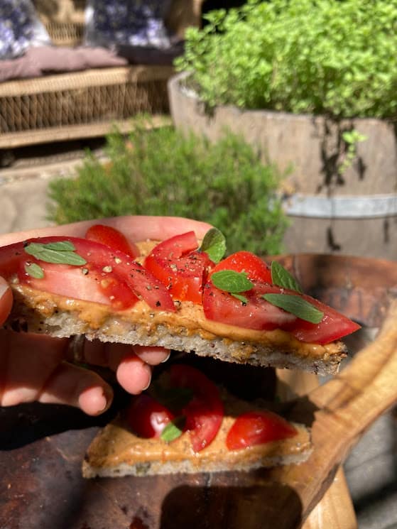 Peanutbutter and tomato on toast